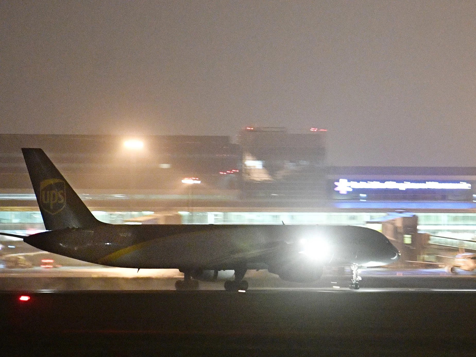 Samolot na lotnisku im. Chopina w Warszawie