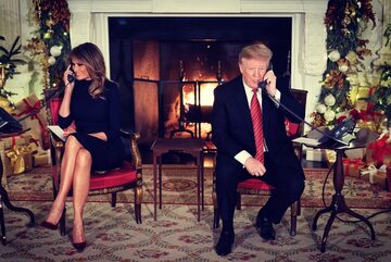 Melania i Donald Trump rozmawiają z dziećmi, które dzwonią do Dowództwa Obrony Północnoamerykańskiej Przestrzeni Powietrznej i Kosmicznej z prośbą o zlokalizowanie, w którym miejscu znajduje się święty Mikołaj
