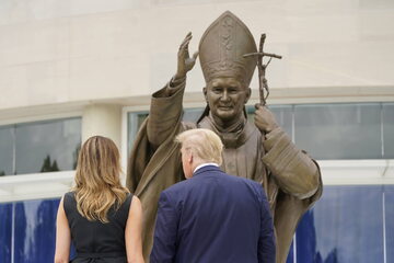 Melania i Donald Trump w Narodowym Sanktuarium św. Jana Pawła II w Waszyngtonie