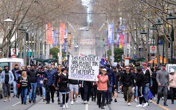 Melbourne: Protest przeciw restrykcjom covidowym