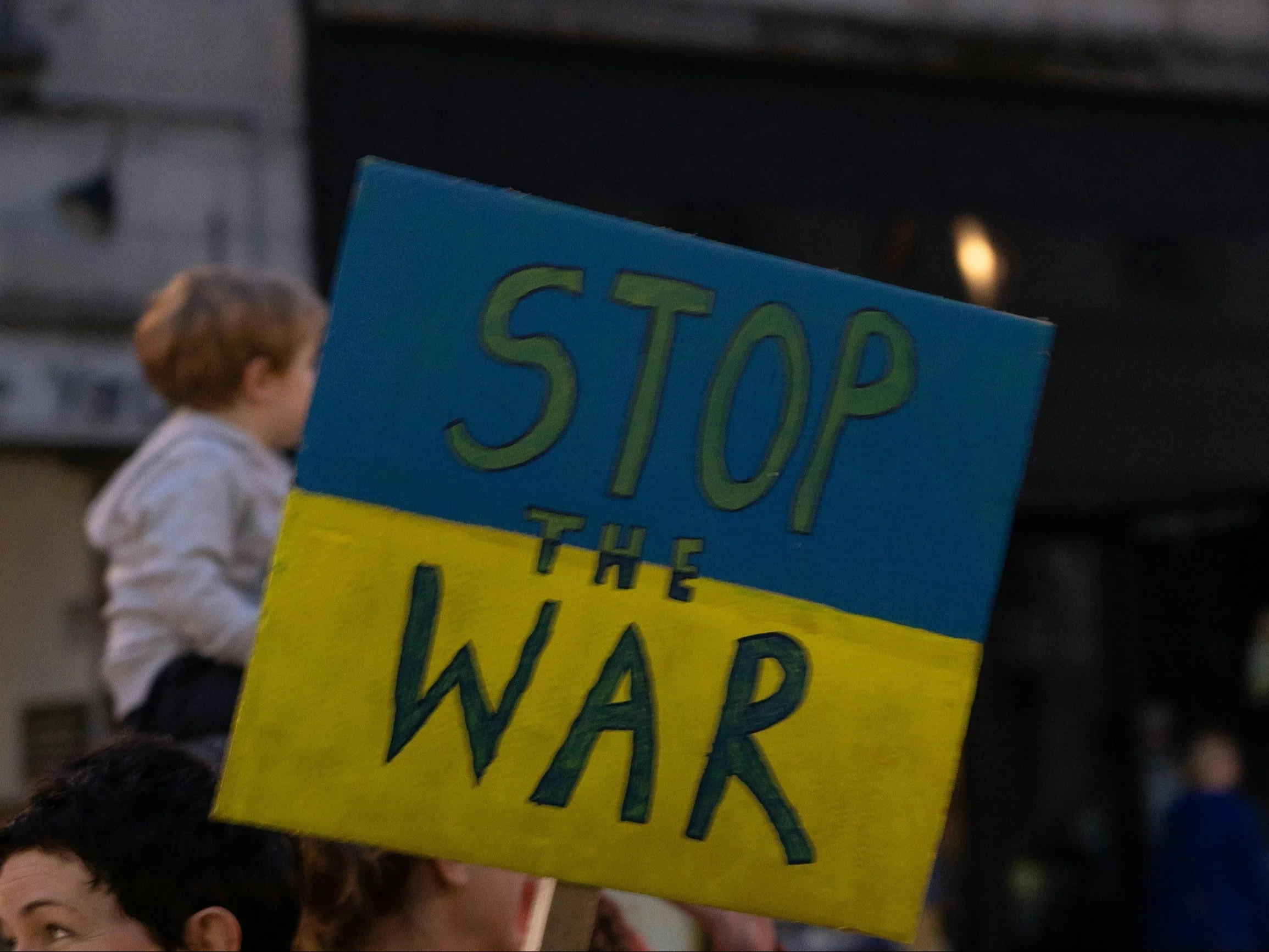 Transparent z napisem "Stop war" w barwach Ukrainy