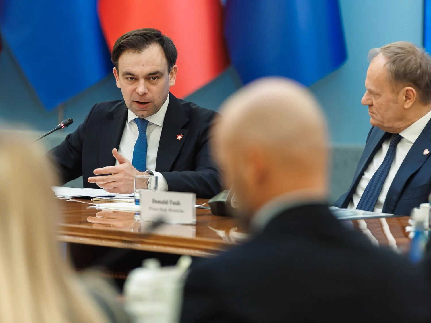 Andrzej Domański, minister finansów. Obok premier Donald Tusk
