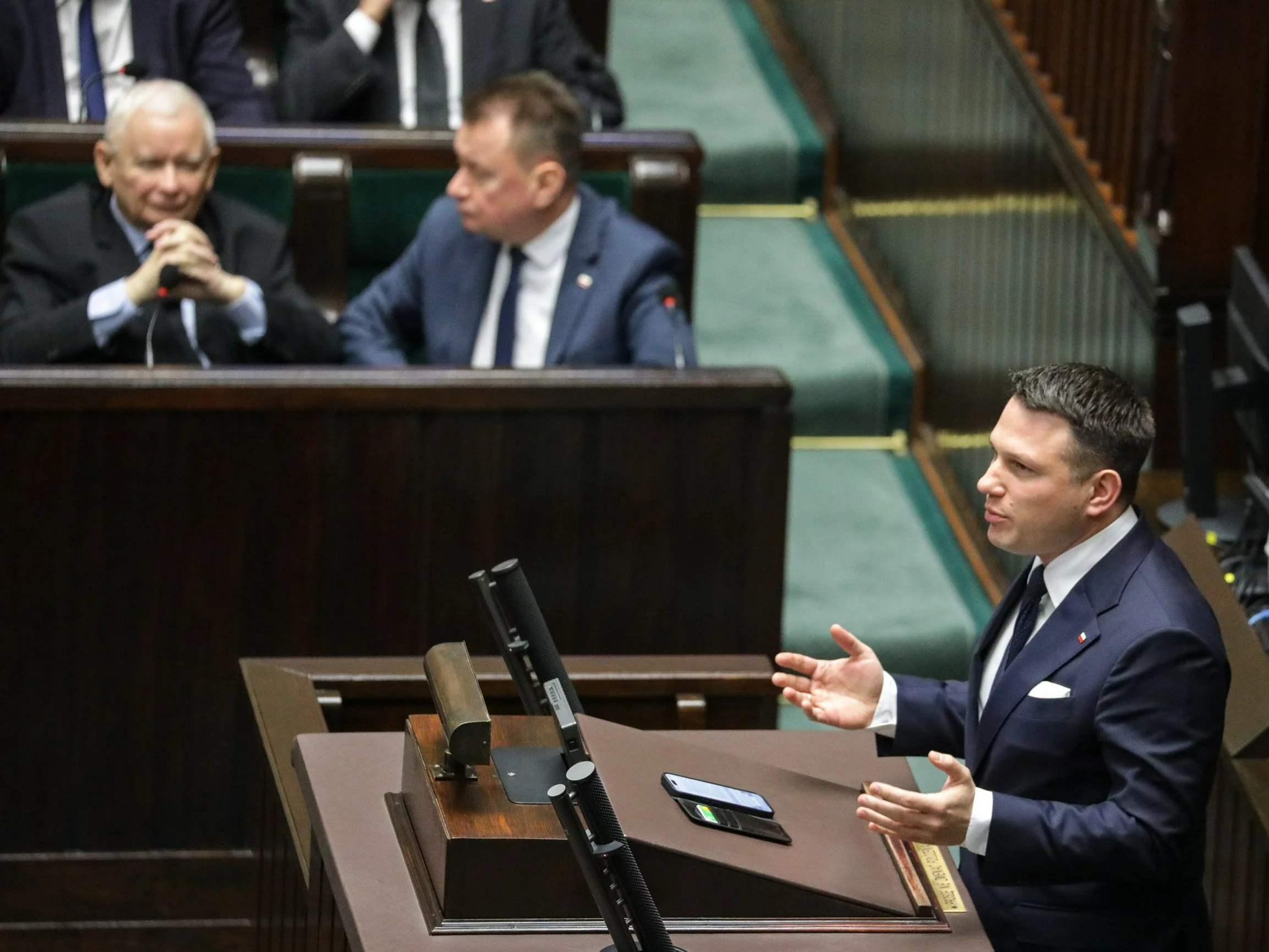 Jarosław Kaczyński i Mariusz Błaszczak podczas przemówienia Sławomira Mentzena