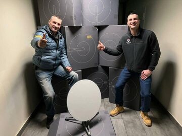 Mer Kijowa Witalij Kliczko i jego brat Władimir pokazują sprzęt do obsługi Starlink wysłany przez Elona Muska