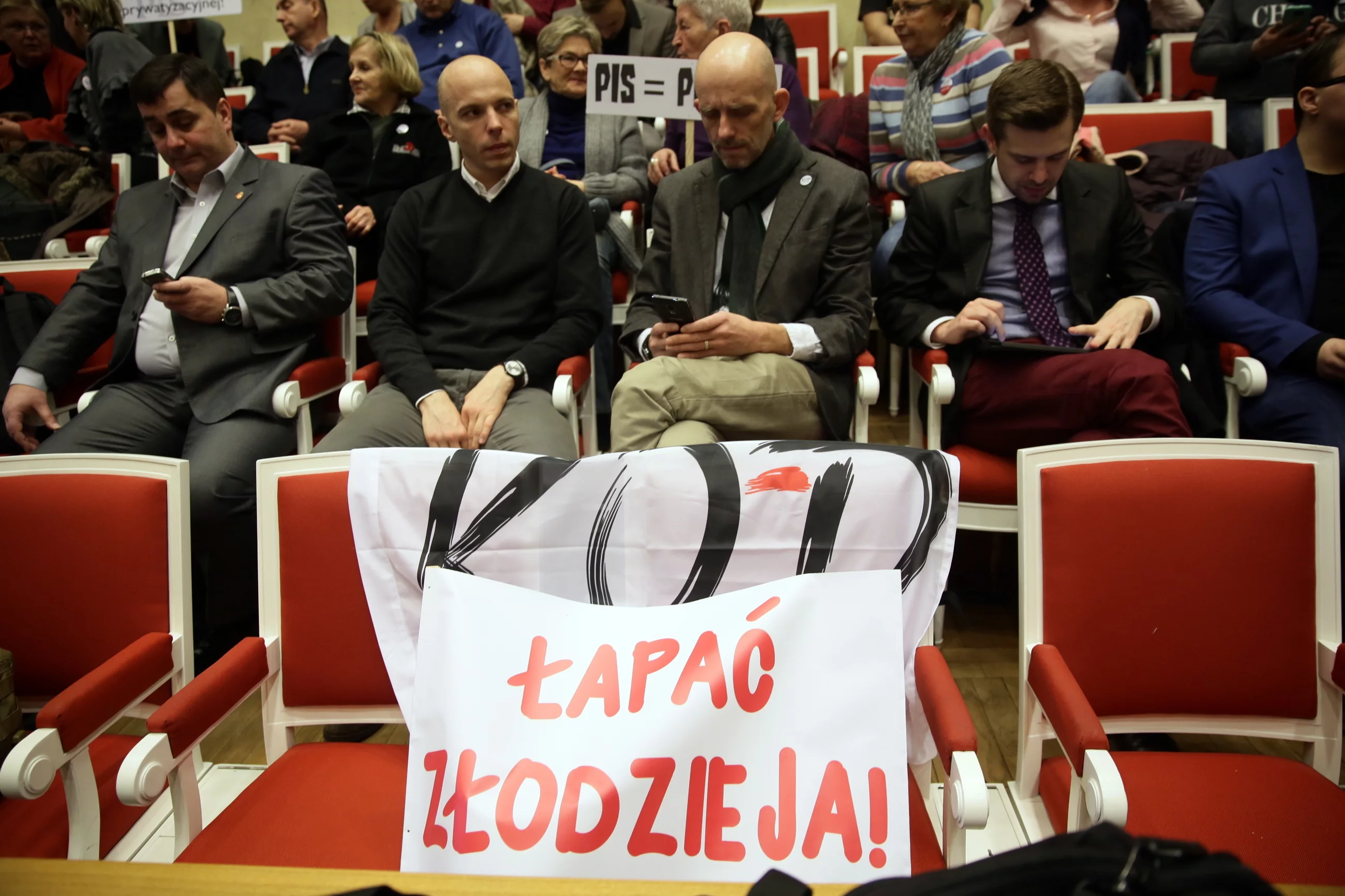 Uczestnicy nadzwyczajnego posiedzenia Rady m.st. Warszawy w Pałacu Kultury i Nauki w Warszawie.