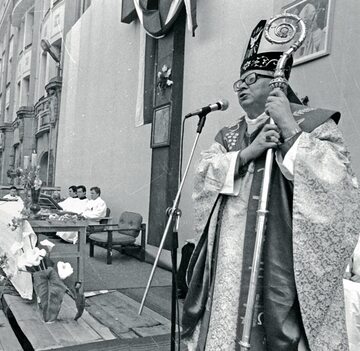 Metropolita wrocławski abp Henryk Gulbinowicz podczas mszy polowej we Wrocławiu w 1981 r.
