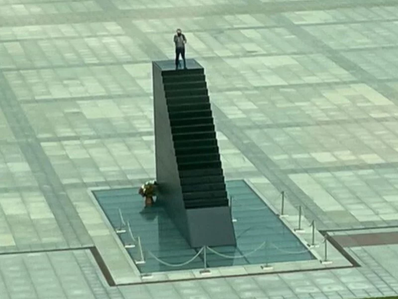 Mężczyzna wszedł na pomnik Ofiar Tragedii Smoleńskiej. Twierdzi, że ma bombę