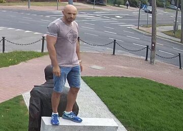 Mężczyzna podejrzany o znieważenie pomnika Lecha Kaczyńskiego