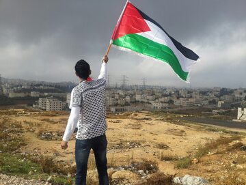 Mężczyzna trzymający flagę Palestyny