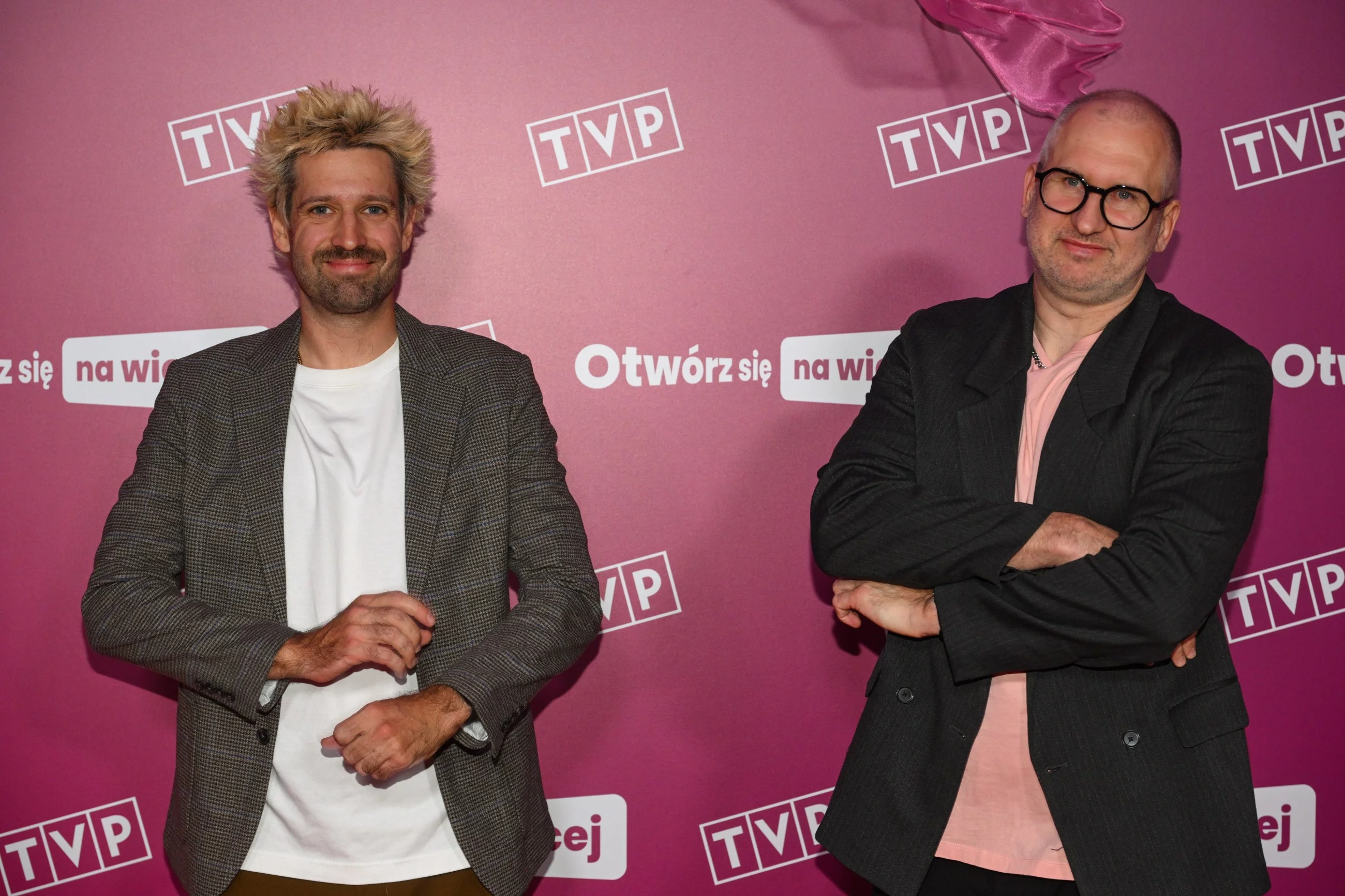 Komicy Michał Kempa (L) i Wojciech Fiedorczuk (P) podczas prezentacji wiosennej ramówki TVP