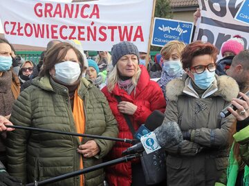 Michałowo, 23.10.2021. Jolanta Kwaśniewska (2P) i Anna Komorowska (2L) podczas protestu pod hasłem "Matki na Granicę. Miejsce dzieci nie jest w lesie!"