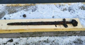 Miecz należący prawdopodobnie do wikingów, datowany na IX-X wiek, znaleziony we Włocławku