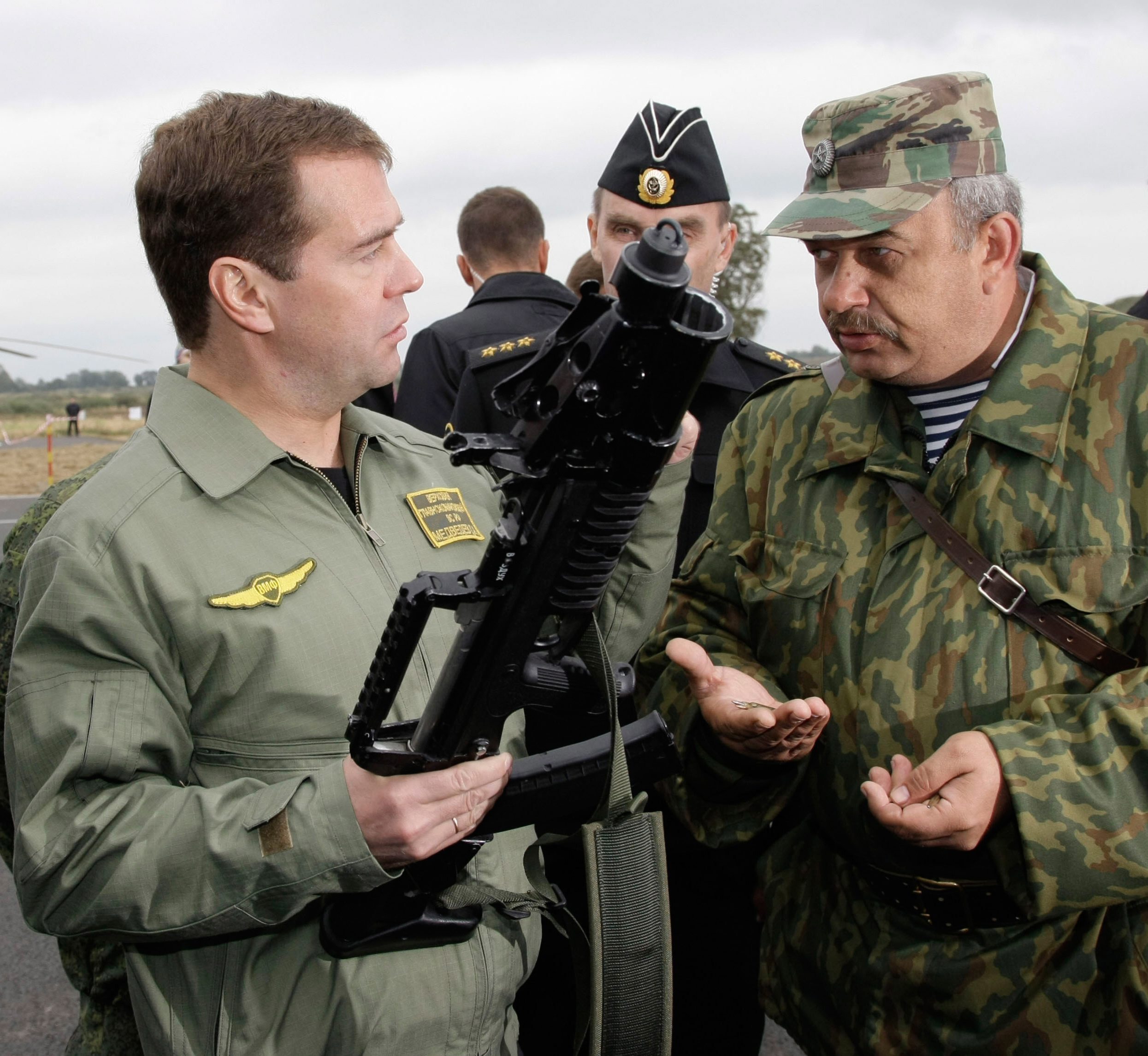 Медведев вс рф. 5,45-Мм автомат двухсредный специальный АДС. Медведев военный. Медведев с оружием.
