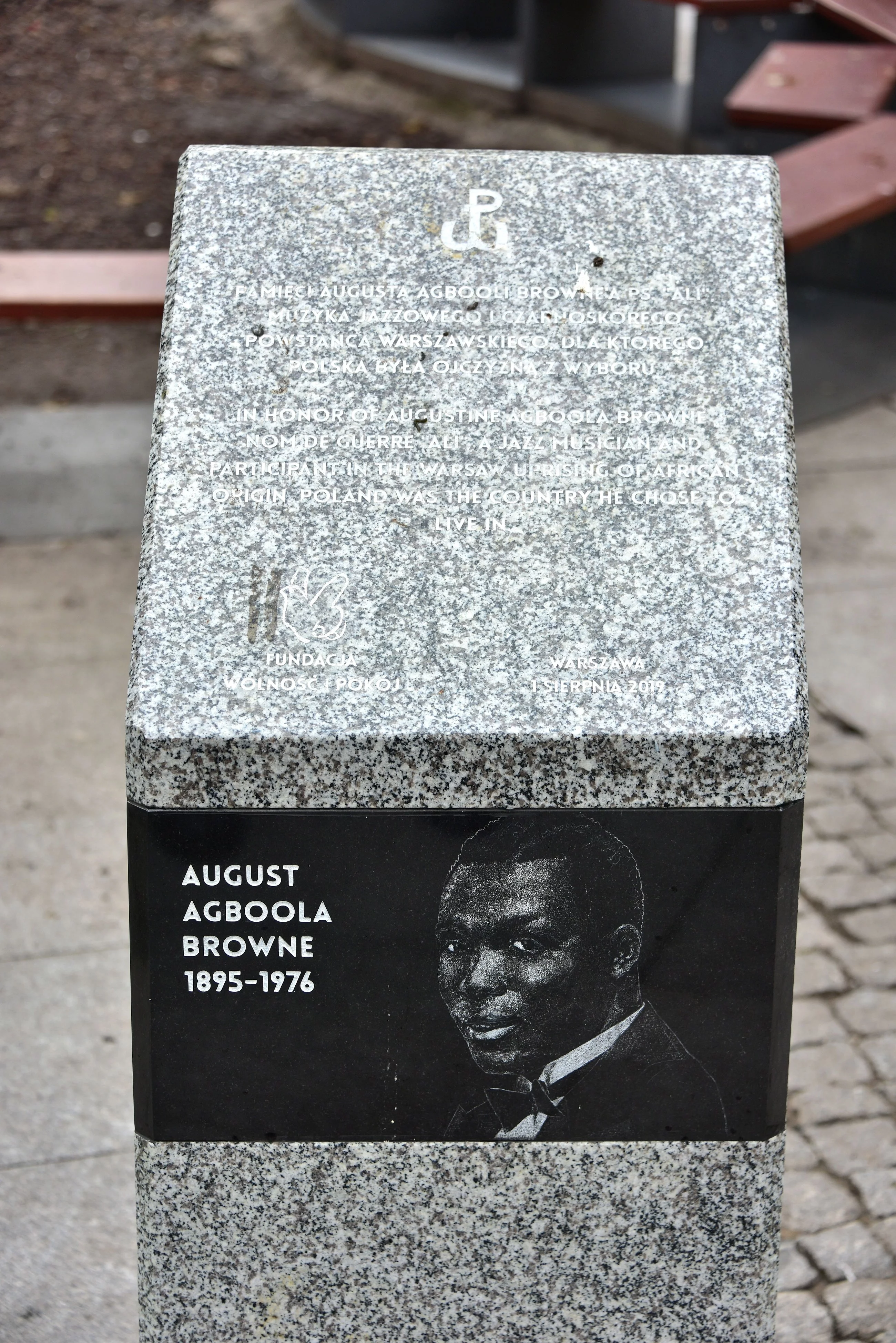 Upamiętnienie Augusta Agboli Browne'a w pasażu Wiecha w Warszawie