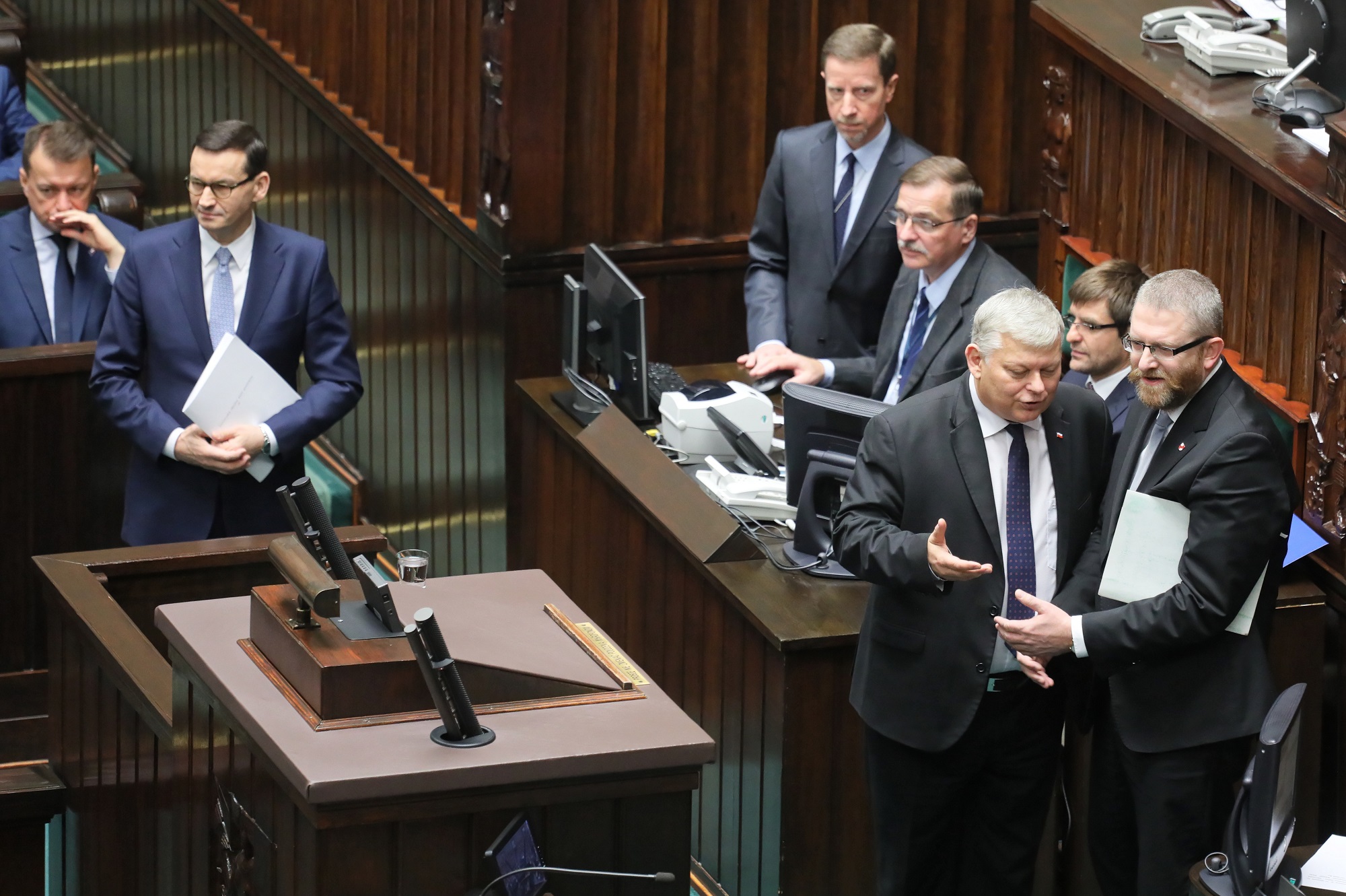 Poseł Konfederacji Grzegorz Braun (P), szef Gabinetu Politycznego Prezesa Rady Ministrów Marek Suski (2P) oraz premier Mateusz Morawiecki