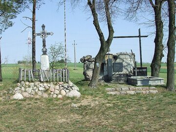Miejsce pamięci o bitwie u podnóża Góry Strękowej z elementem schronu użytego podczas obrony Wizny