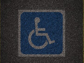 Miejsce parkingowe dla osób niepełnosprawnych, zdjęcie ilustracyjne