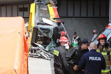 Miejsce wypadku autobusu miejskiego w Warszawie, 25 bm. Autobus przebił bariery na trasie S8 i spadł na nasyp przy Wisłostradzie