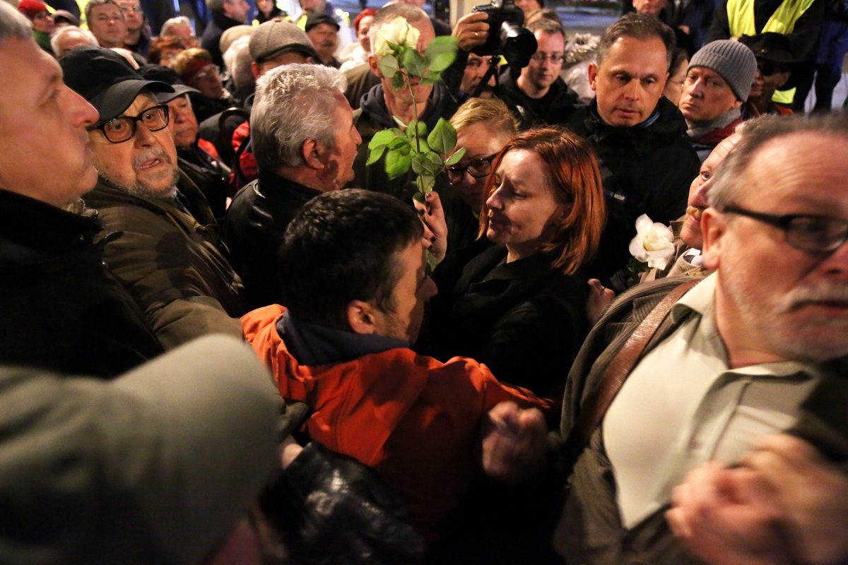 Kontrmanifestacja przedstawicieli ruchu Obywatele RP przed Pałacem Prezydenckim, gdzie trwały obchody miesięcznicy smoleńskiej