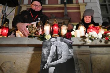 Mieszkańcy Gdańska palą znicze w związku ze śmiercią prezydenta Pawła Adamowicza