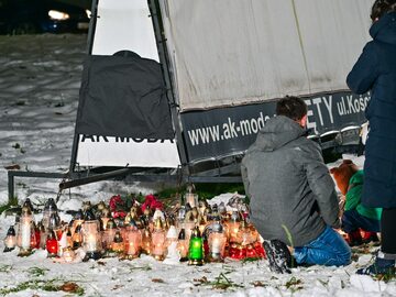 Mieszkańcy miasta stawiają w centrum Andrychowa, znicze w miejscu, gdzie we wtorek 28 listopada przez kilka godzin siedziała na zimnie zaginiona 14-latka