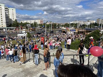 Mieszkańcy Mińska zgromadzeni na miejscu śmierci demonstranta przy metrze Puszkinska
