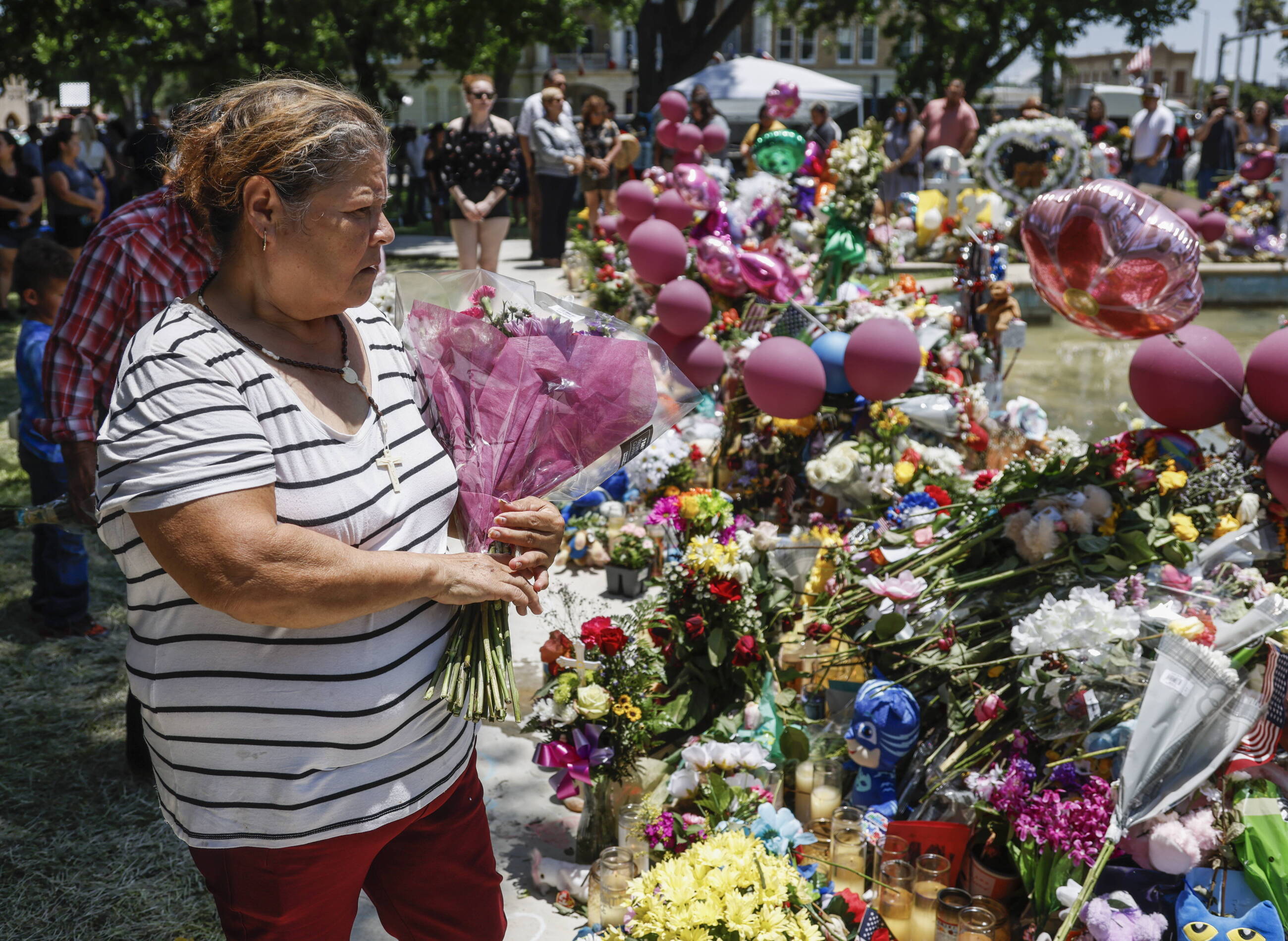 Kwiaty składane na miejscu tragedii w Uvalde (Teksas)