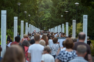 Mieszkańcy Warszawy przeszli w Marszu Pamięci na cmentarz Powstania Warszawskiego, by upamiętnić cywilne ofiary powstania