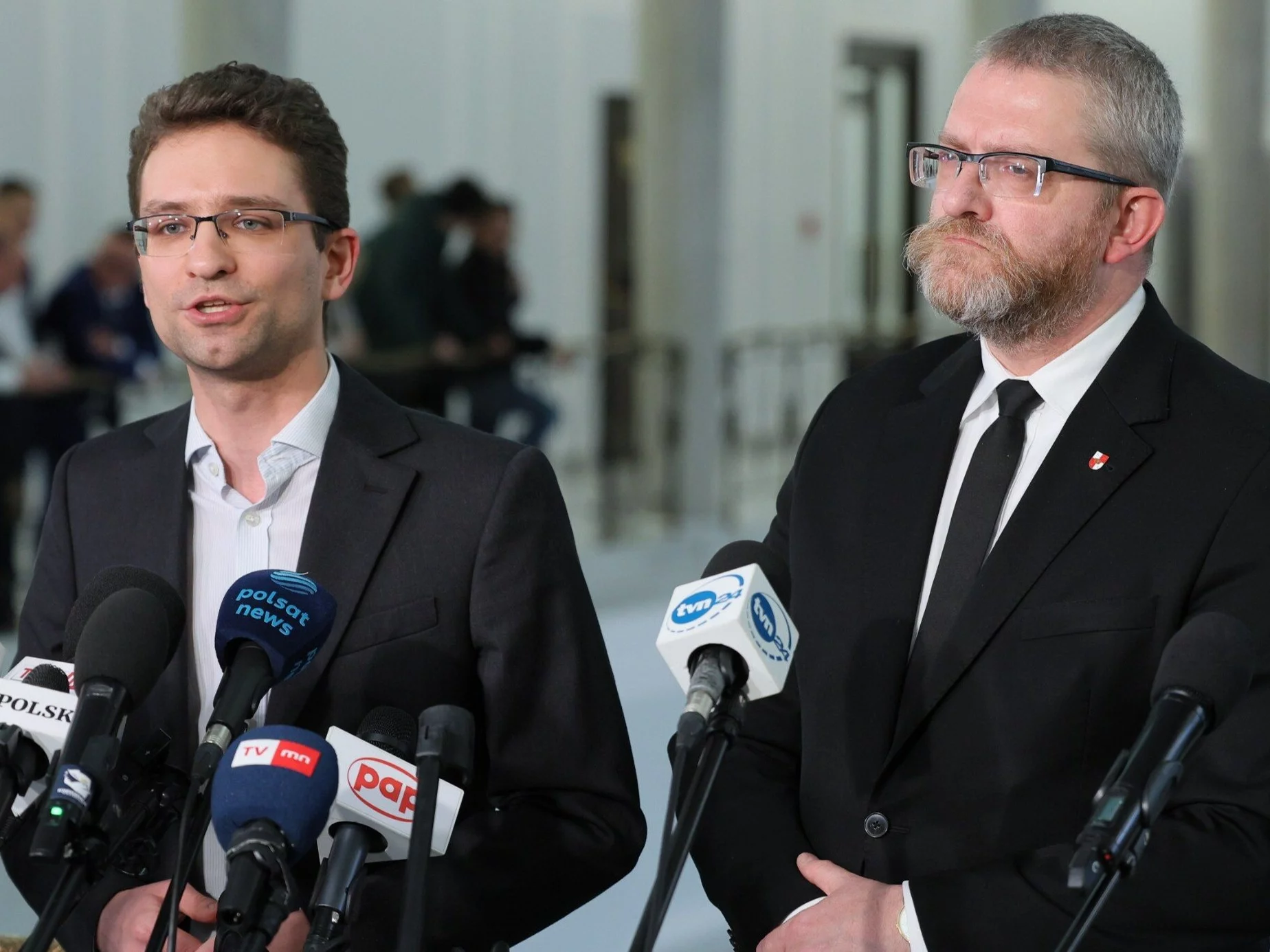 Posłowie Konfederacji Grzegorz Braun (P) i Michał Wawer (L)