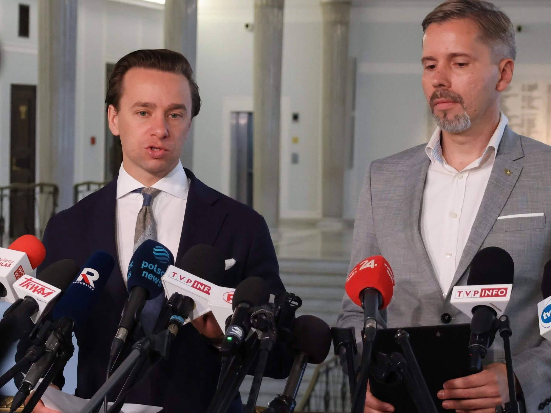 Wicemarszałek Sejmu Krzysztof Bosak (L) i polityk Konfederacji Roman Łazarski (P)