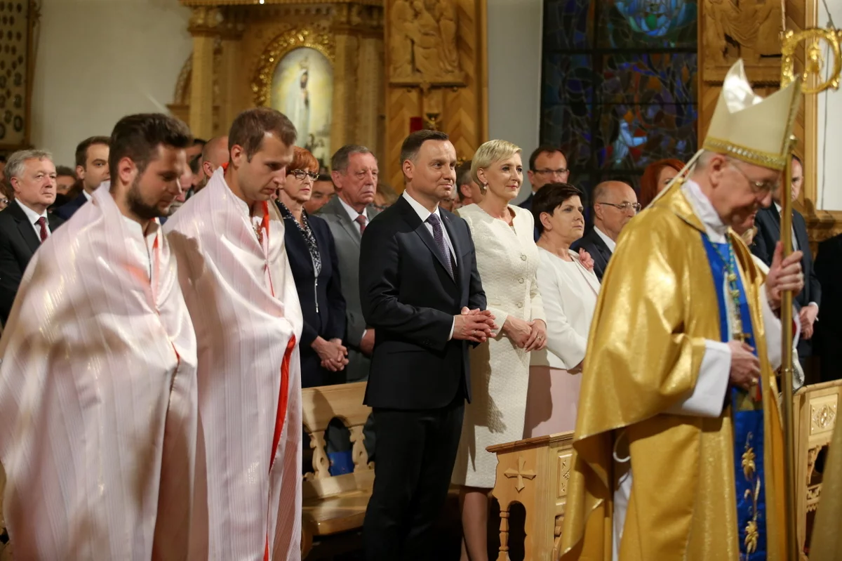 Prezydent Andrzej Duda z małżonką Agatą Kornhauser-Dudą i premier Beata Szydło podczas uroczystej mszy św. z okazji jubileuszu 100. rocznicy objawień fatimskich