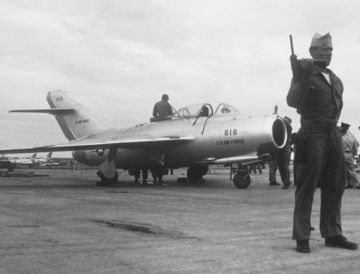 MIG 15, który wpadł w ręce Amerykanów. Zdjęcie wykonane we wrześniu 1953 r. w bazie US Air Force w Korei Płd.