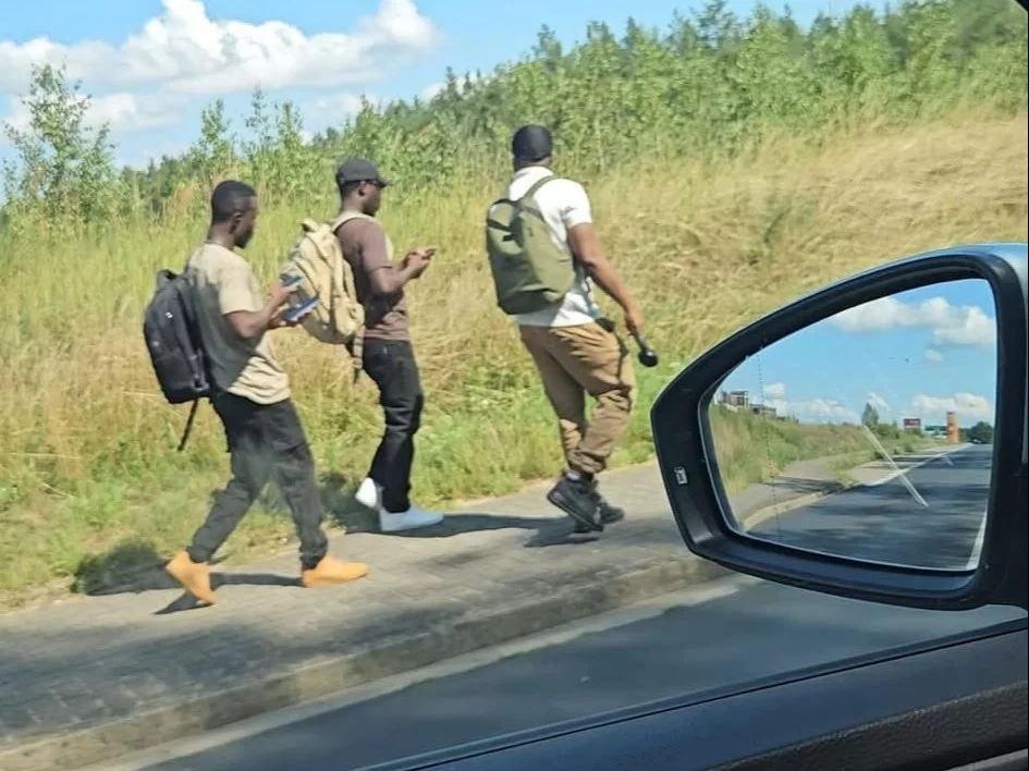 Cudzoziemcy w Osinowie Dolnym. "Polska rajem dla turystów. Piesze wycieczki"