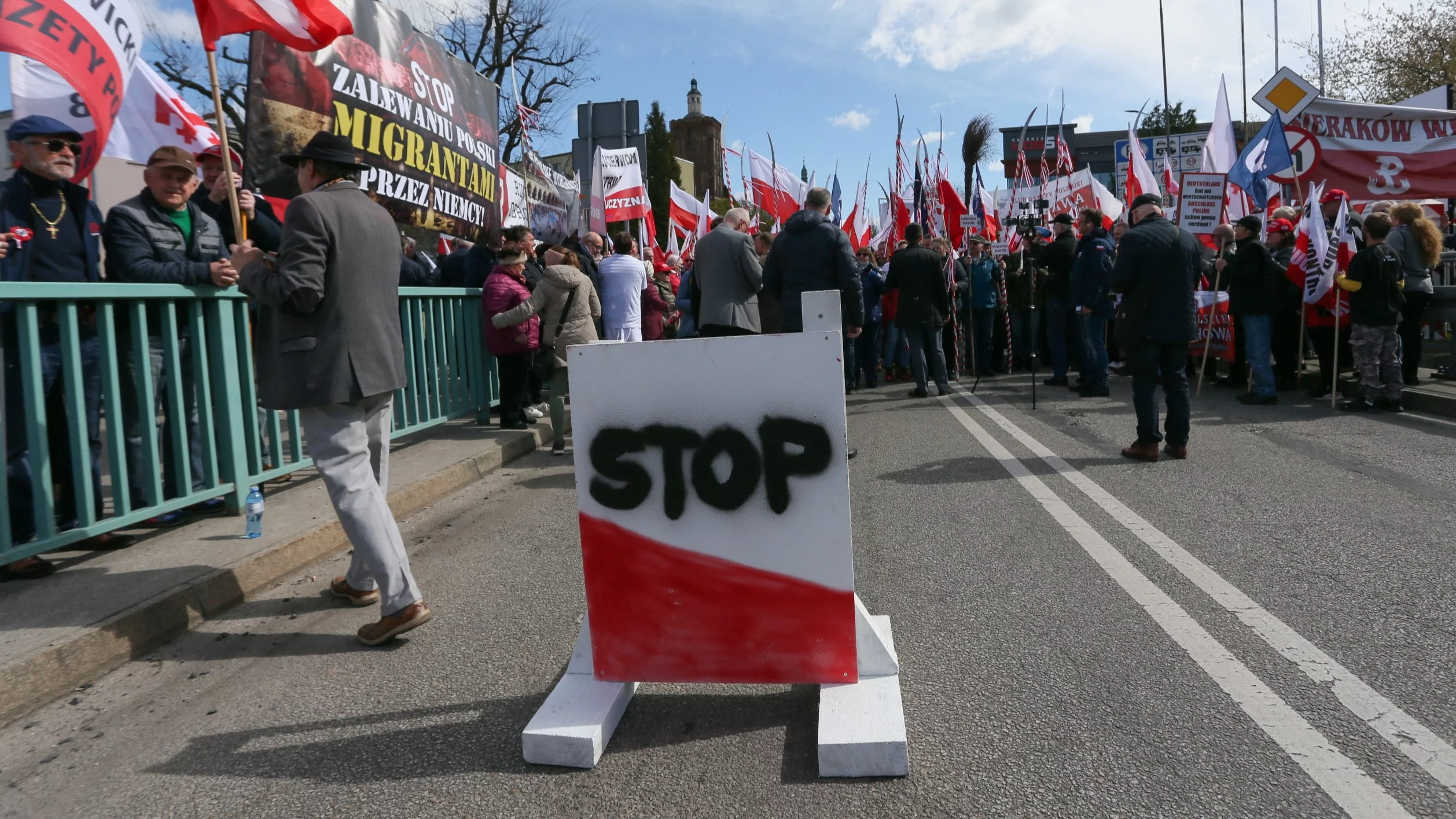 "Zachodnia granica Polski przestaje istnieć". Opozycja bije na alarm ws. migrantów
