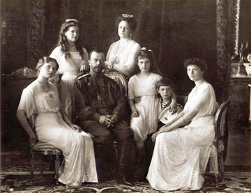 Mikołaj II z żoną i dziećmi. Rok 1913.