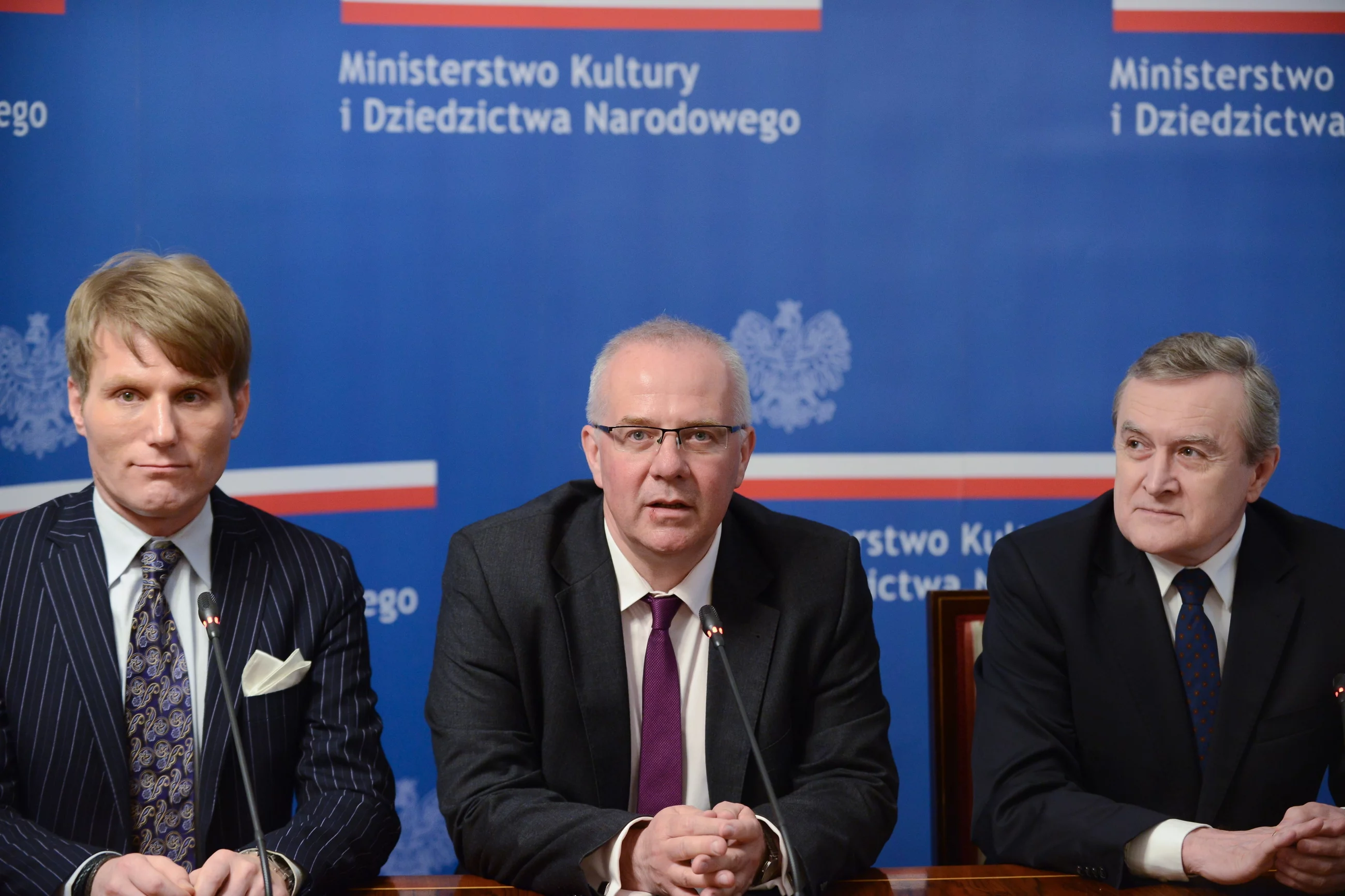 arek Mikos, Michał Gieleta i wicepremier, minister kultury Piotr Gliński podczas konferencji prasowej w Ministerstwie Kultury w Warszawie