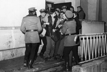 Milicjanci usuwają protestujących działaczy bydgoskiej „Solidarności”, 19 marca 1981 r.