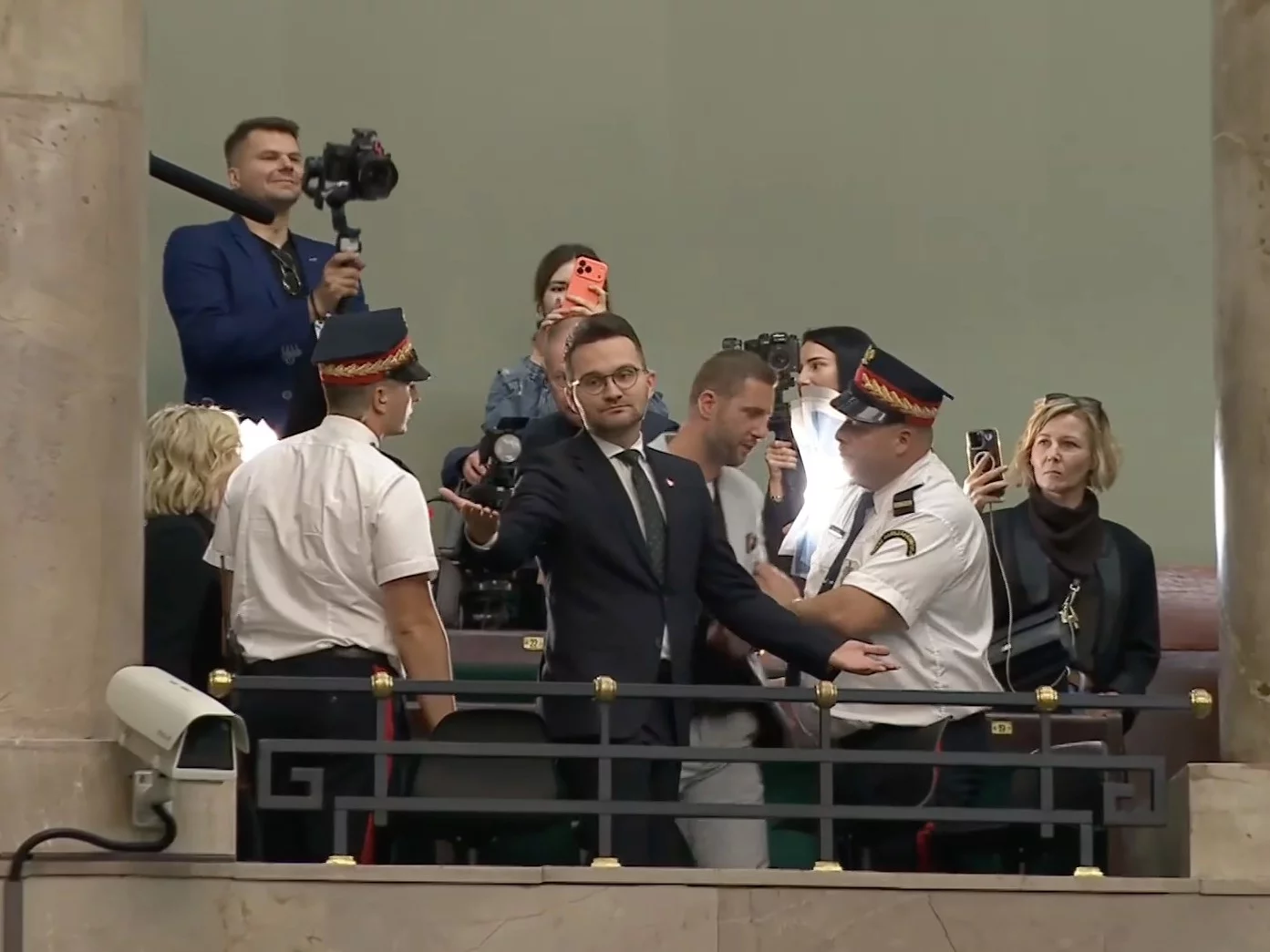 Miłosz Kłeczek z TV Republika wyprowadzony przez Straż Marszałkowską z galerii sejmowej