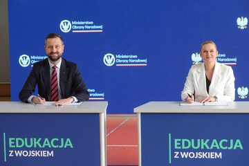 Minister edukacji Barbara Nowacka (P) oraz wicepremier, minister obrony narodowej Władysław Kosiniak-Kamysz (L)