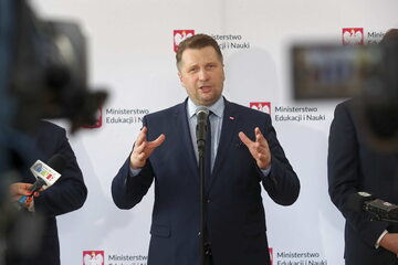 Minister edukacji i nauki Przemysław Czarnek podczas briefingu prasowego