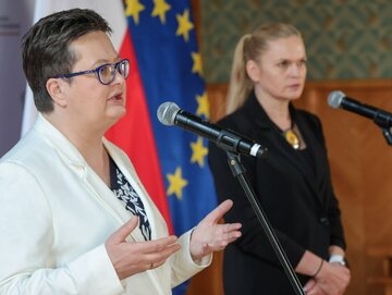 Minister edukacji narodowej Barbara Nowacka (P) i sekretarz stanu w Ministerstwie Edukacji Narodowej Katarzyna Lubnauer (L) podczas konferencji prasowej