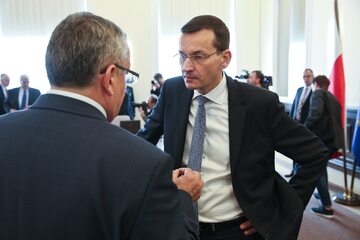 Minister infrastruktury i budownictwa Andrzej Adamczyk (L), Wicepremier, minister finansów i rozwoju Mateusz Morawiecki (P)