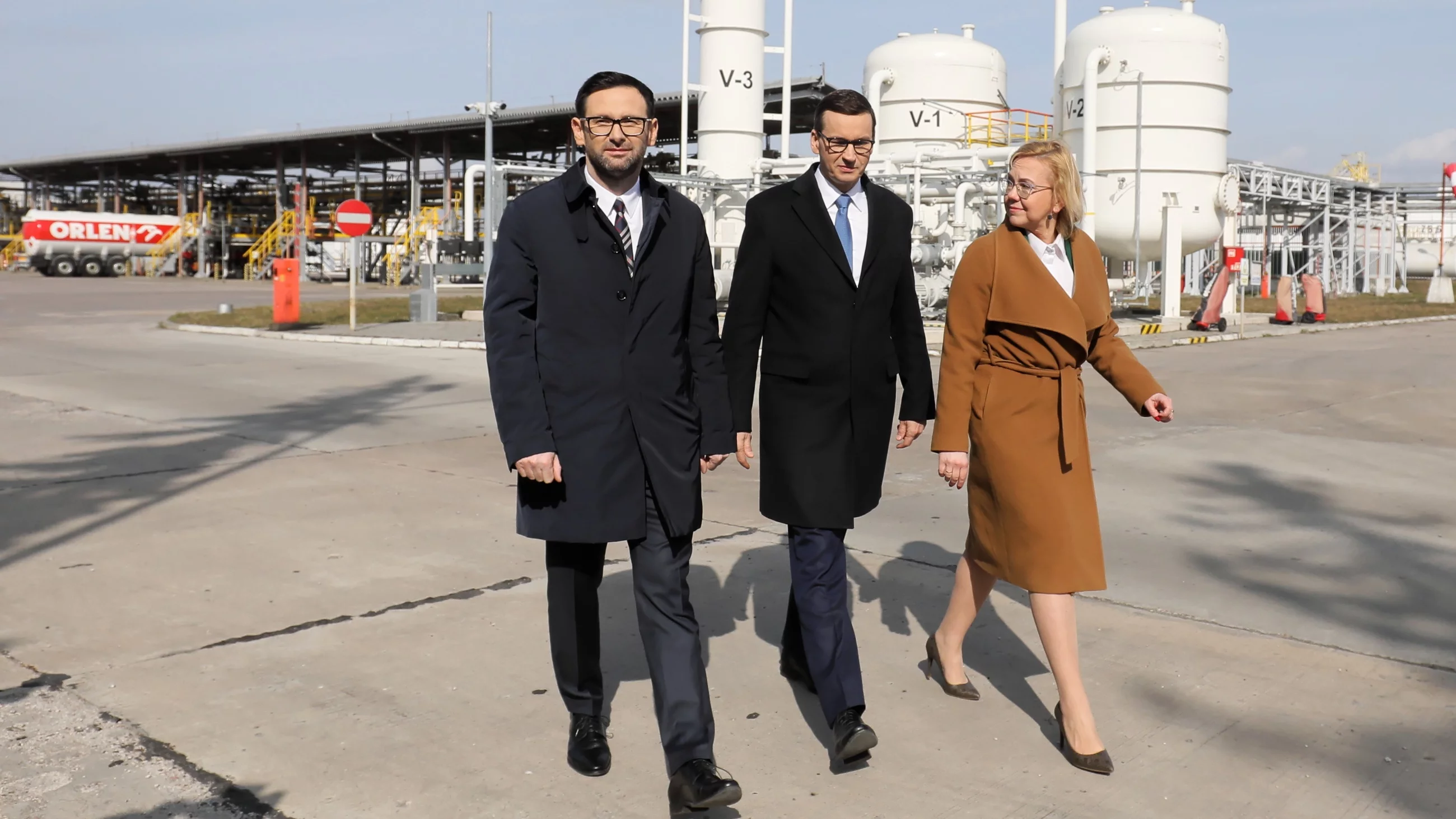 Premier Mateusz Morawiecki (Ś), minister klimatu i środowiska Anna Moskwa (P) i prezes PKN Orlen Daniel Obajtek (L)