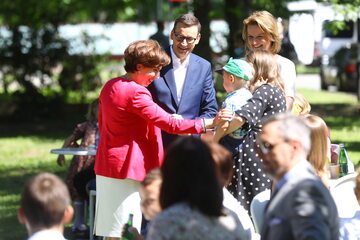 Minister Marlena Maląg, premier Mateusz Morawiecki i Barbara Socha podczas briefingu prasowego w ogrodach Zamku Ujazdowskiego w Warszawie