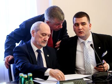 Minister obrony narodowej Antoni Macierewicz (L), przewodniczący komisji Michał Jach (C) oraz rzecznik prasowy MON Bartłomiej Misiewicz (P).