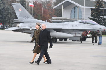 Minister obrony narodowej Antoni Macierewicz (P) i pięcioboistka, st. szer. Oktawia Nowacka, która została matką chrzestną pierwszego z trzech samolotów Boeing 737-800