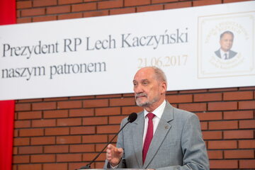 Minister obrony narodowej Antoni Macierewicz podczas uroczystości nadania Szkole Podstawowej w Bujnach imienia "Prezydenta RP Lecha Kaczyńskiego"