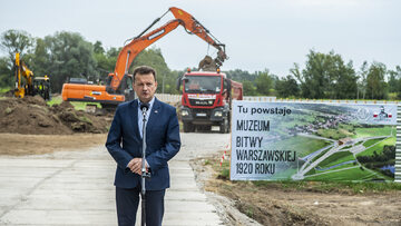 Minister Obrony Narodowej Mariusz Błaszczak na placu budowy Muzeum Bitwy Warszawskiej w Ossowie