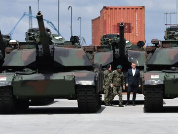 Minister obrony narodowej Mariusz Błaszczak (P) podczas przekazania pierwszej partii czołgów M1A1 Abrams żołnierzom Wojska Polskiego