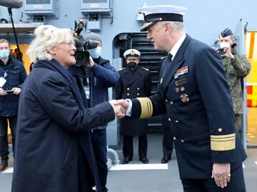 Minister obrony Niemiec Christine Lambrecht i wiceadmirał Kay-Achim Schoenbach